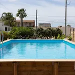 Guesthost - Chiga With Veranda, Pool And Parking Appartamento Rilievo